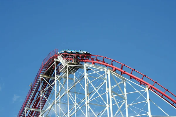 Mavi Gökyüzü Karşı Metal Bir Roller Coaster — Stok fotoğraf