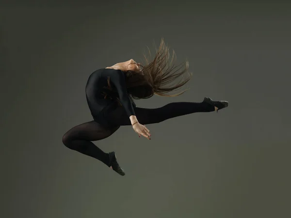 Yüksek Atlama Gri Arka Plan Karşı Performans Dansçı — Stok fotoğraf