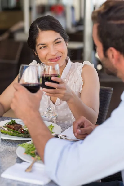 Szczęśliwa Para Randkę Picie Czerwonego Wina Patio Restauracji — Zdjęcie stockowe