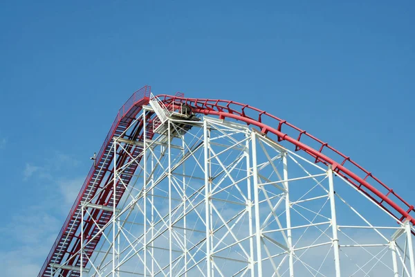 Mavi Gökyüzü Karşı Metal Bir Roller Coaster — Stok fotoğraf