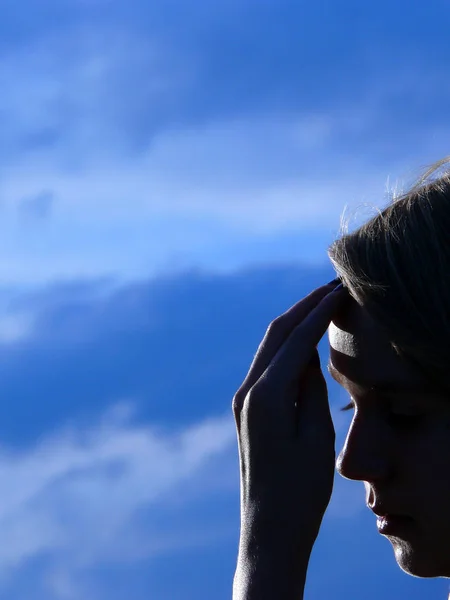 青空を背景に顔女性のプロフィールの密接な関係 スキンシャドウの構造をカバーしています 神秘的な 印象的な — ストック写真