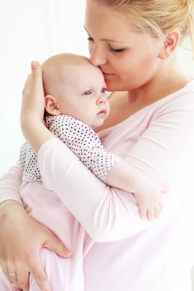 Retrato Una Madre Con Pequeño Bebé — Foto de Stock