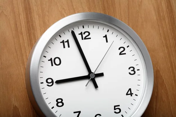 Zegar Ścienny Aluminiowy Jest Prawie Dziewięć — Zdjęcie stockowe