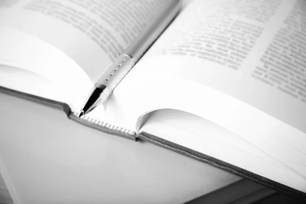 Открытая Книга Ручкой Фоне Дерева Черно Белый Тон — стоковое фото
