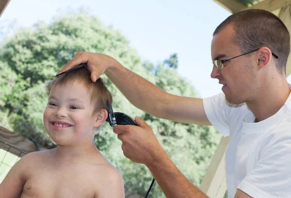 Menino Bonito Com Síndrome Downs Geting Seu Corte Cabelo — Fotografia de Stock