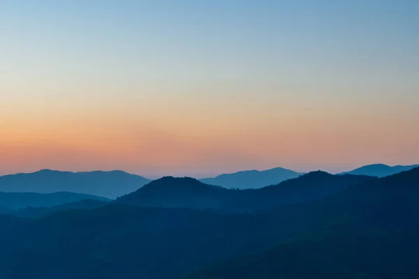 朝の光と山の日の出の風景 — ストック写真
