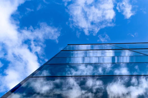 Himlen Reflekteras Byggandet Stora Stadsbyggnaderna Staden — Stockfoto