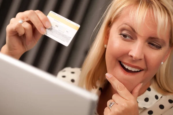 Schöne Frau Auf Ihrem Laptop Mit Ihrer Kreditkarte — Stockfoto