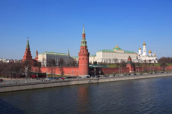 Moscou Rússia Abril 2015 Vista Kremlin Kremlevskaya Embankment Através Rio — Fotografia de Stock