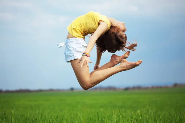 Joven Hermosa Chica Haciendo Saltos Gimnásticos Aire Libre — Foto de Stock
