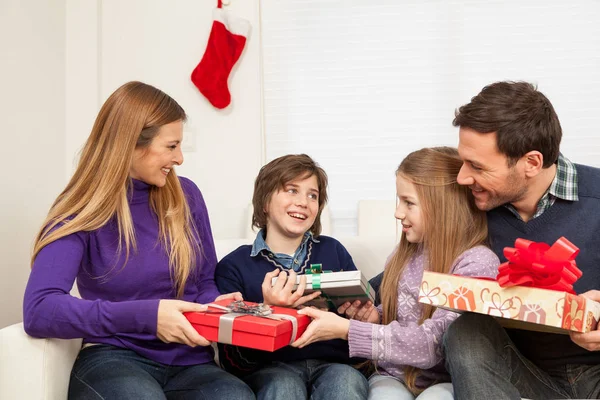 Feliz Familia Pasando Tiempo Juntos — Foto de Stock