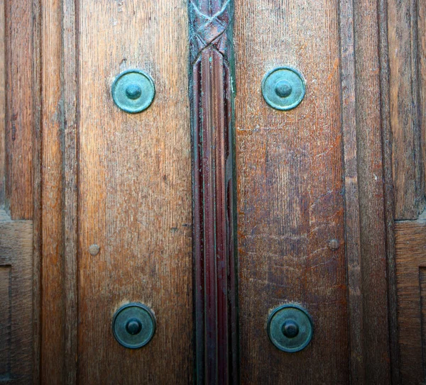 アンティークの茶色のドアのさびた真鍮の爪をロンドンと光で — ストック写真