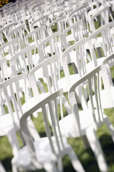 Białe Plastikowe Krzesła Ustawione Imprezę Świeżym Powietrzu — Zdjęcie stockowe