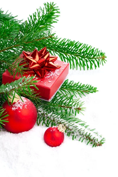 松の枝 贈り物や雪と赤いクリスマスボール 白い背景に隔離 — ストック写真