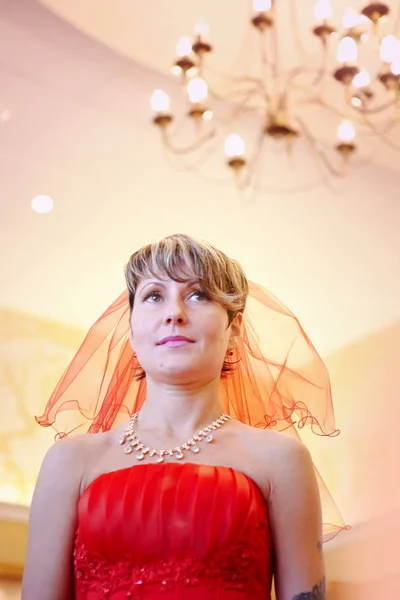 Девушка Невеста Красном Платье Комнате — стоковое фото