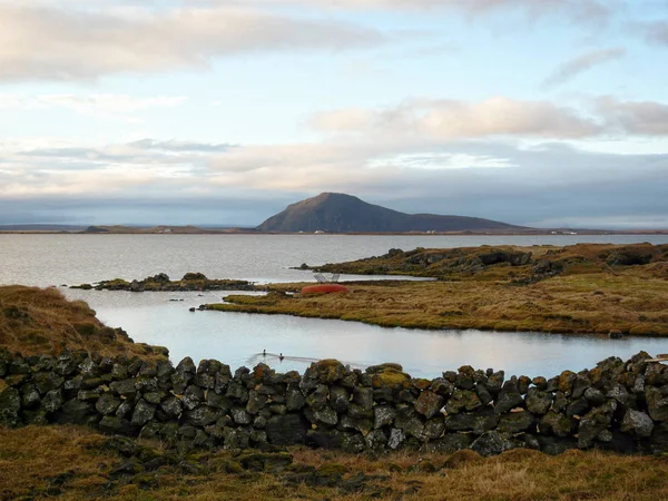 Маленькая Лодка Границе Озера Миватн Севере Исландии — стоковое фото