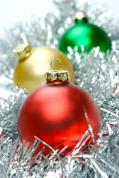 Kerst Ornamenten Geïsoleerd Een Klatergoud — Stockfoto