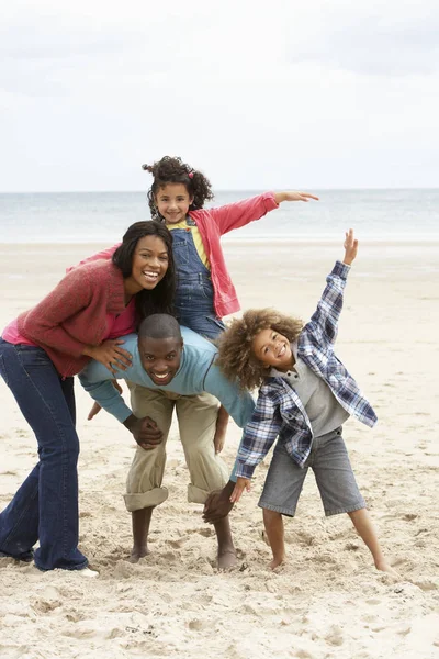 Happy Family Playing Beach — Stock Photo, Image