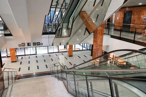 Moderno Interior Del Centro Comercial Con Escaleras Fotografiadas Luz Disponible — Foto de Stock