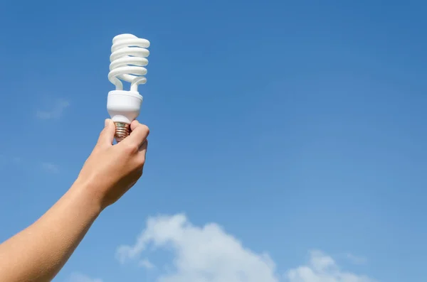 Mão Segurando Lâmpada Poupança Energia Fundo Céu Azul — Fotografia de Stock