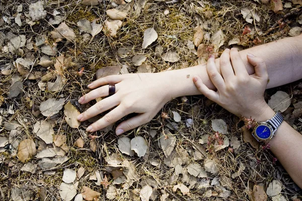 Duas Mãos Femininas Chão Outono Texturizado Com Folhas Vegetação — Fotografia de Stock