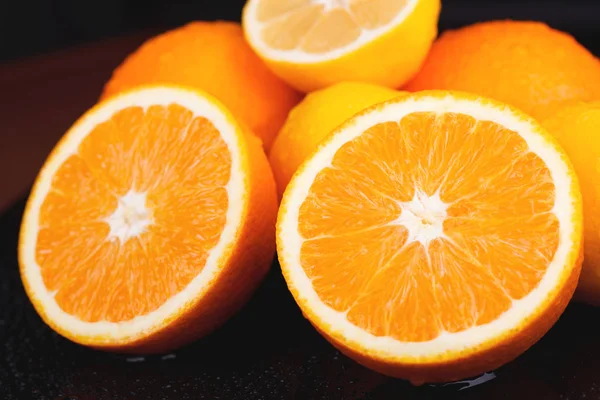 Сочные Апельсины Лимоны Мокром Столе — стоковое фото