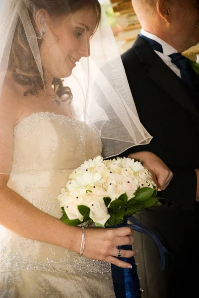 Невеста Вуалью Цветочным Оформлением Входит Церковь Отец Руках — стоковое фото