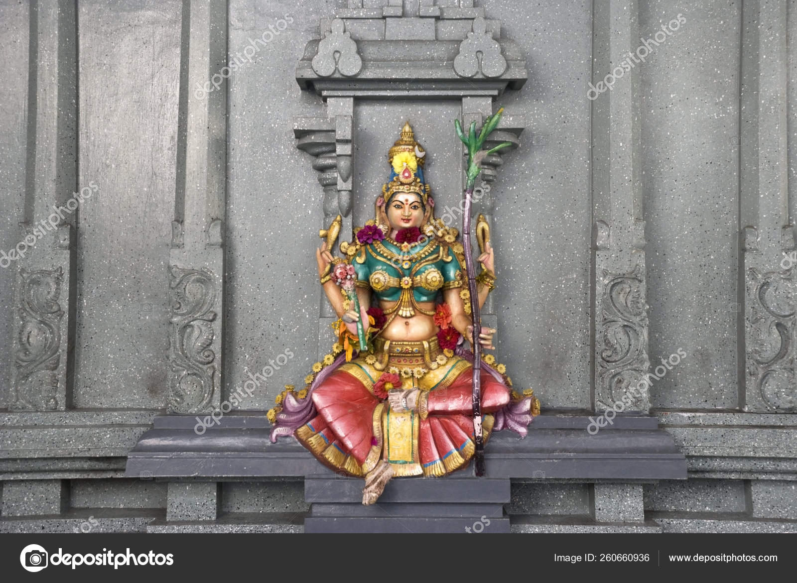 Uma Estátua Parede Pedra Colorida Divindade Hindu Lakshmi Deusa Riqueza —  Foto © YAYImages #260660936, image size:1600x1171