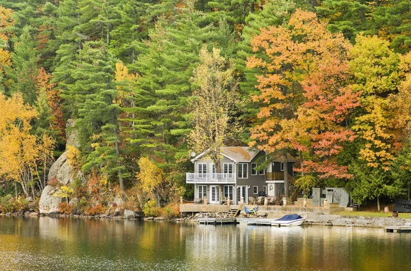 Een Prachtig Verdiepingen Tellend Huisje Het Meer Tijdens Herfst — Stockfoto