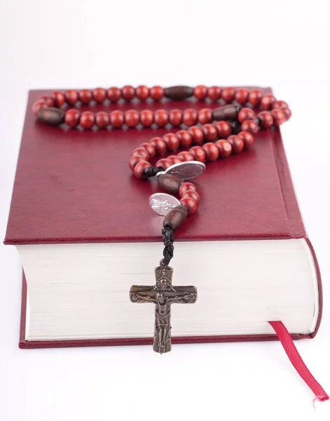 Kutsal Ncil Üzerinde Kırmızı Tespih Laing — Stok fotoğraf
