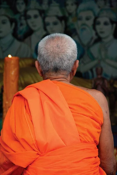 Βουδιστής Μοναχός Προσεύχεται Στο Βούδα Στον Μεγάλο Ναό Του Βούδα — Φωτογραφία Αρχείου