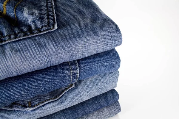 Stapel Jeans Über Weiß — Stockfoto