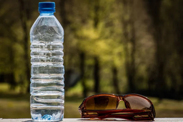 Бутылка Воды Солнцезащитные Очки Столе Солнечный День — стоковое фото