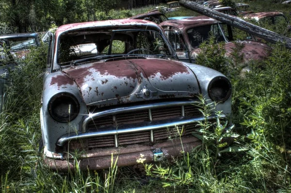 車と車の部品の詳細のHdr画像 バーストネーの古い車の墓地で撮影 — ストック写真