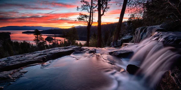 Water Falling Lake Lake Tahoe Sierra Nevada California Usa — Stock Photo, Image