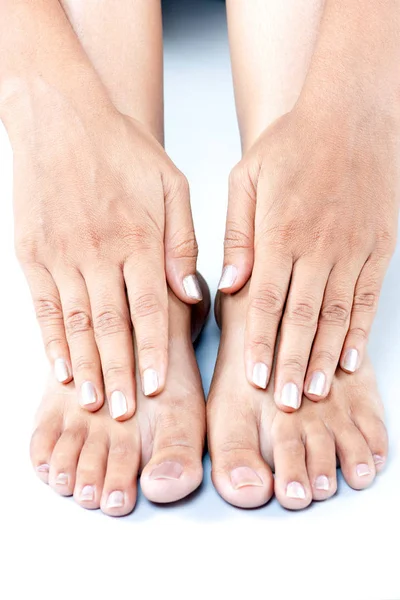 Όμορφα Πόδια Και Χέρι Ενός Θηλυκού Απομονωμένου Πάνω Από Λευκό — Φωτογραφία Αρχείου