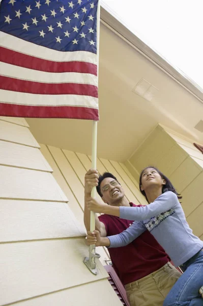 Otec Dcera Dali Svůj Dům Americkou Vlajku — Stock fotografie