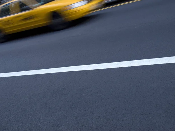 一辆纽约黄色出租车在大街上行驶 — 图库照片