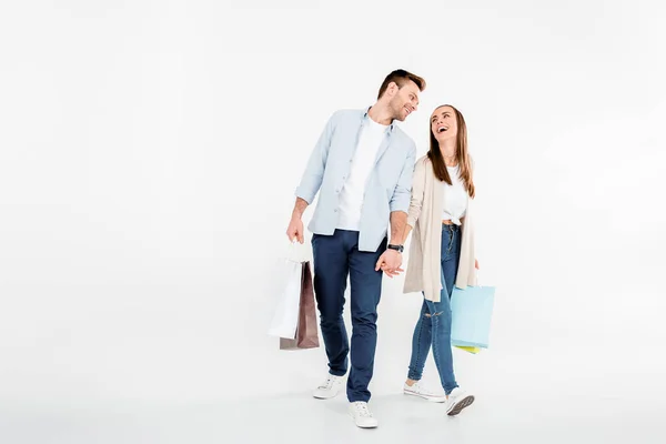 Gelukkige Jonge Paar Wandelen Met Boodschappentassen Kijken Naar Elkaar — Stockfoto