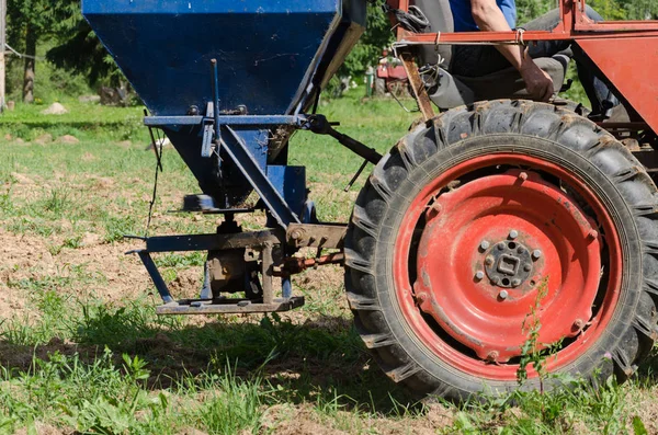 Seguire Ruote Trattore Retrò Attrezzature Seminatrice Seminare Semi Grano Saraceno — Foto Stock