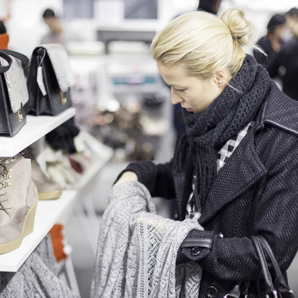 Mujer Comprando Ropa Comprador Mirando Ropa Interior Tienda Hermosa Rubia — Foto de Stock