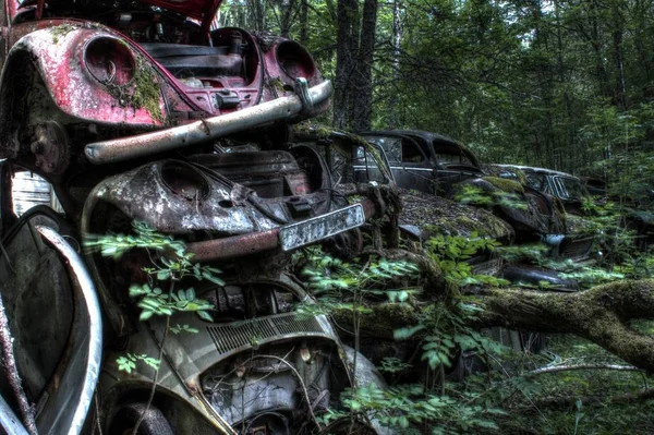 車や車の部品の詳細の写真 バスタネスの古い車の墓地で撮影 — ストック写真