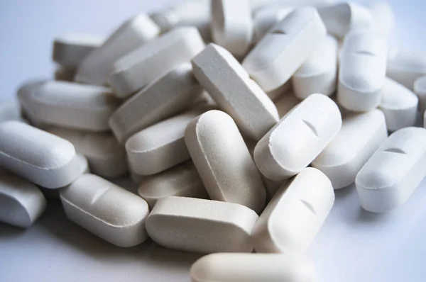 Κοντινή Εικόνα Των Βιταμινών Χάπια Λευκό Φόντο — Φωτογραφία Αρχείου
