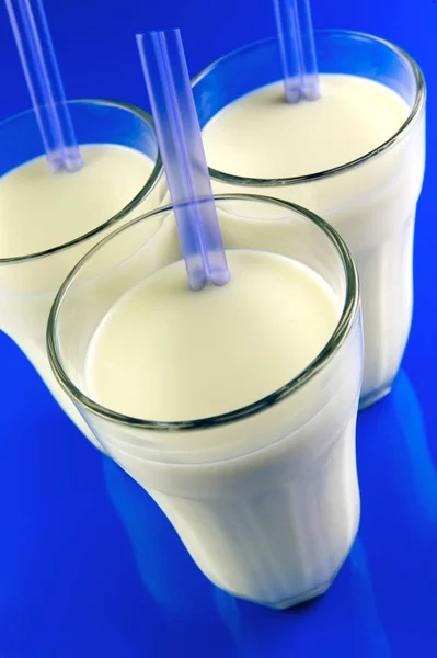Стакан Молока Изолированного Синем Фоне — стоковое фото