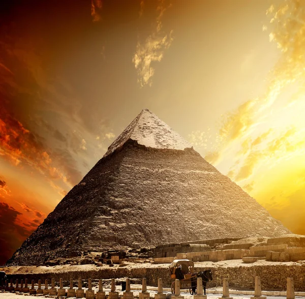 Piramida Chefrena Pobliżu Drogi Ognisty Zachód Słońca — Zdjęcie stockowe