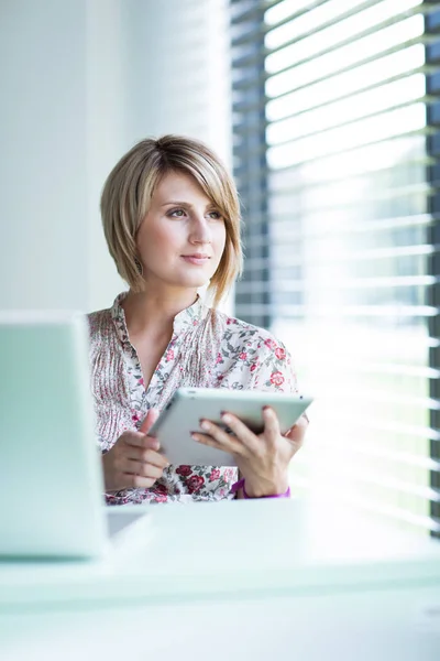 Pretty College Student Businesswoman Working Her Tablet Computer Shallow Dof — Stock Photo, Image