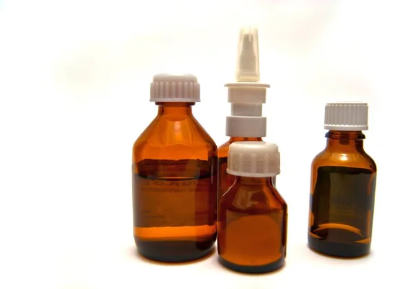 四瓶白色背景的不同药物 — 图库照片