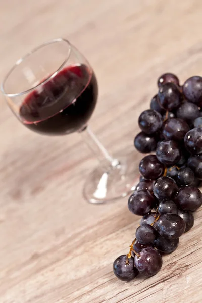 Uva Vermelha Deliciosa Com Copo Bom Vinho — Fotografia de Stock