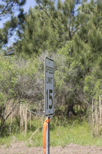 Schild Weist Auf Zulässige Höchstgeschwindigkeit Von Meilen Pro Stunde Hin — Stockfoto