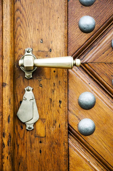 Λαβή Και Κλειδαρότρυπα Ξύλινη Πόρτα — Φωτογραφία Αρχείου